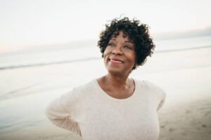 F.A, 64 anos - Participei de uma oficina de colagem porque a minha filha pediu. Eu me surpreendi. Eu me senti empoderada rs. Nunca imaginei que a minha criatividade fosse tão grande.