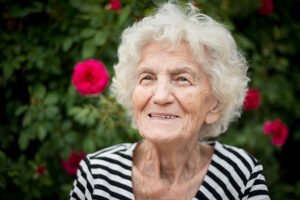C.G, 86 anos - Eu não sabia que existia um tratamento para quem perde urina. Só quem perde sabe como é difícil. Obrigada porque hoje sei que perder urina não é normal e posso voltar a fazer caminhada e dormir sem me preocupar se estarei com odor de urina. Vocês mudaram a minha vida.