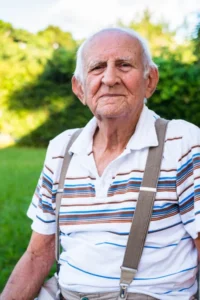 O.P, 78 anos - Meu pai tem uma Demência chamada Fronto Temporal e não respondia a nenhum tratamento. Aqui na Clínica nós descobrimos que a estimulação motora seria a melhor opção. Eu fico impressionada com as coisas que ele faz na fisioterapia.
